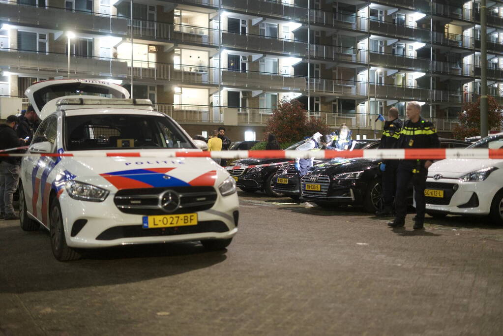 Plaats delict ingericht na explosie in geparkeerde auto