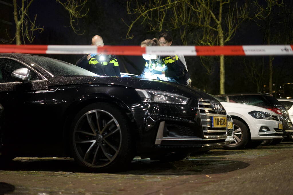 Plaats delict ingericht na explosie in geparkeerde auto