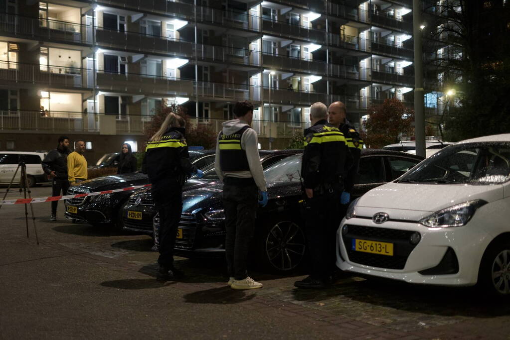 Plaats delict ingericht na explosie in geparkeerde auto