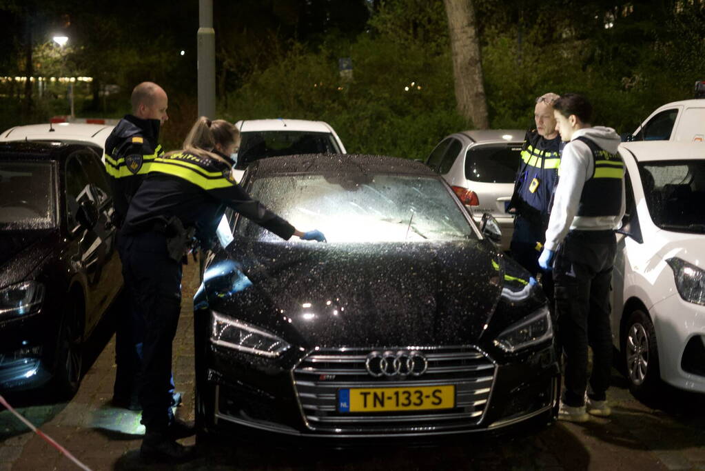 Plaats delict ingericht na explosie in geparkeerde auto