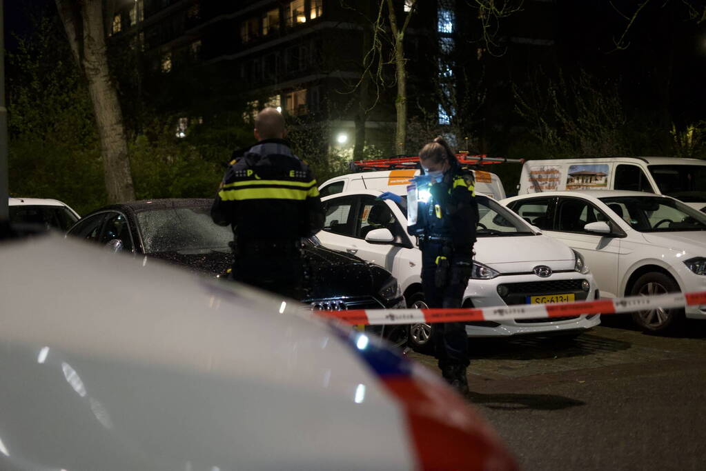 Plaats delict ingericht na explosie in geparkeerde auto