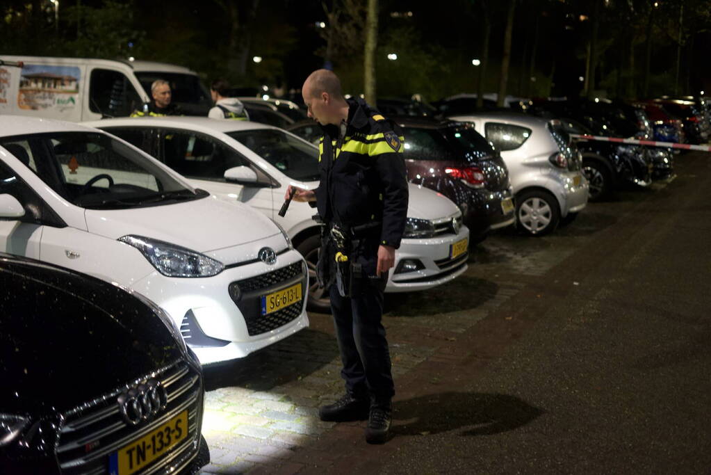 Plaats delict ingericht na explosie in geparkeerde auto