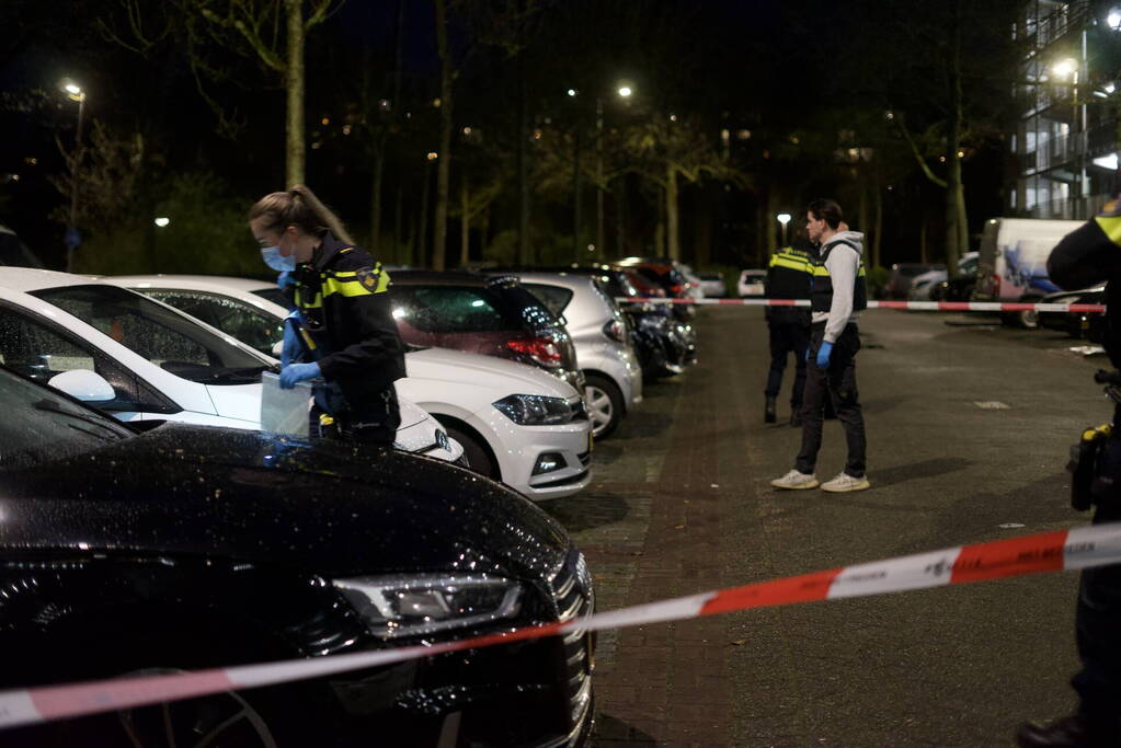 Plaats delict ingericht na explosie in geparkeerde auto