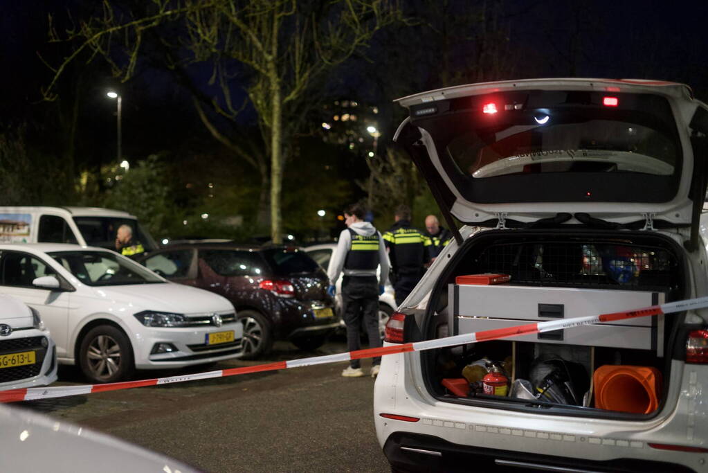 Plaats delict ingericht na explosie in geparkeerde auto