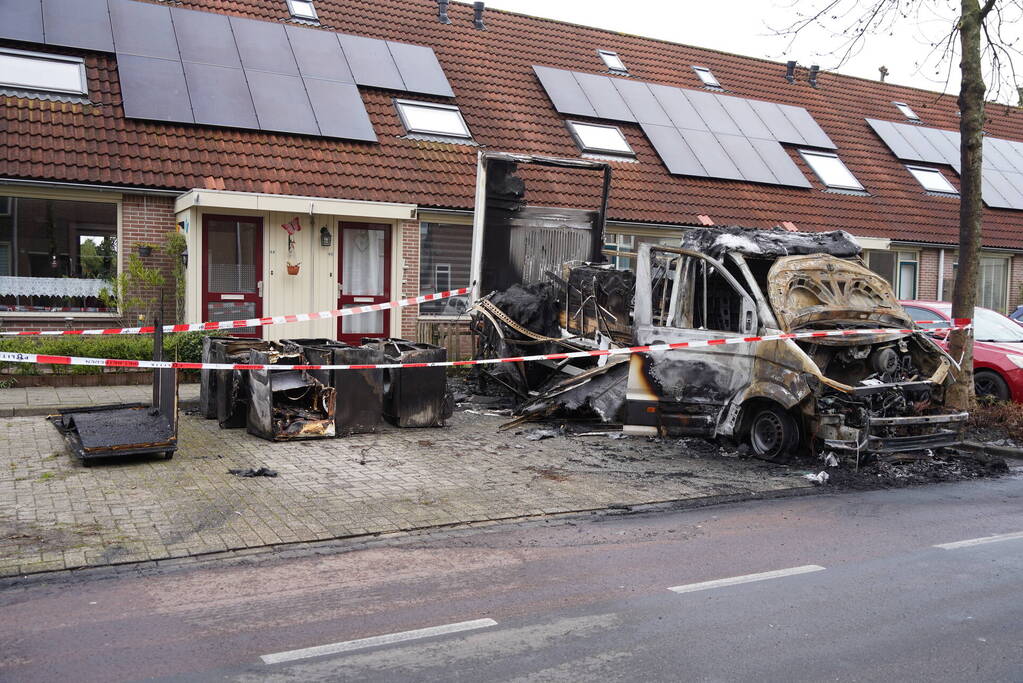 Vrachtwagen met wasmachines uitgebrand