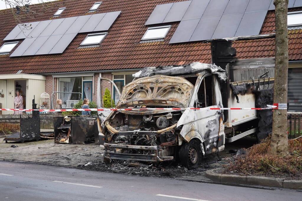 Vrachtwagen met wasmachines uitgebrand