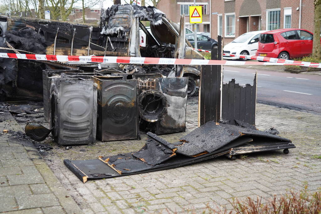 Vrachtwagen met wasmachines uitgebrand