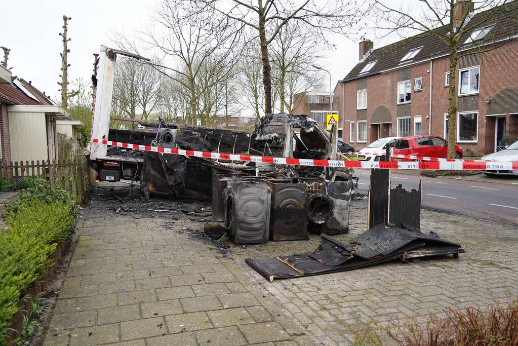 Vrachtwagen met wasmachines uitgebrand