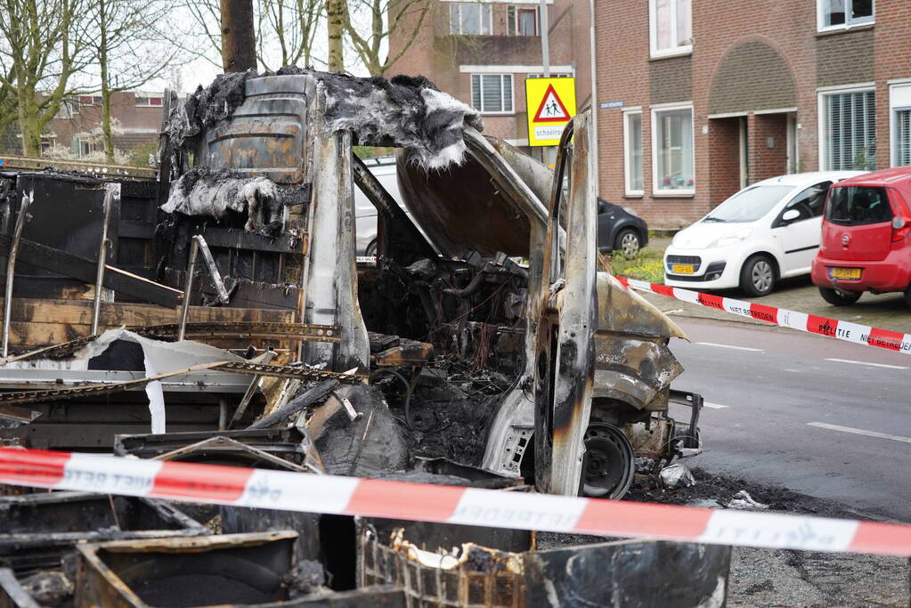 Vrachtwagen met wasmachines uitgebrand