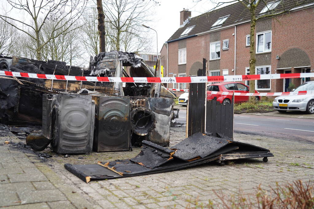 Vrachtwagen met wasmachines uitgebrand