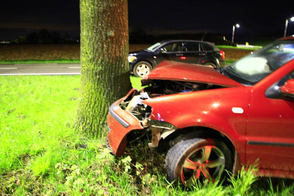 Auto klapt tegen boom