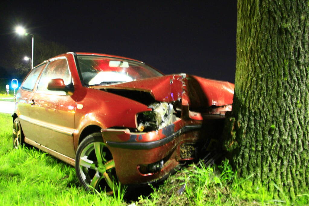 Auto klapt tegen boom