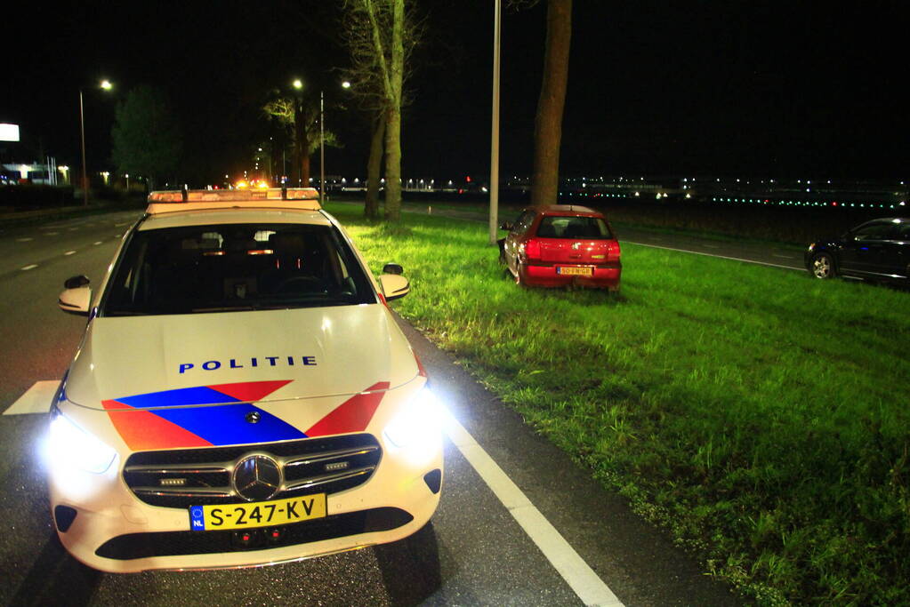 Auto klapt tegen boom