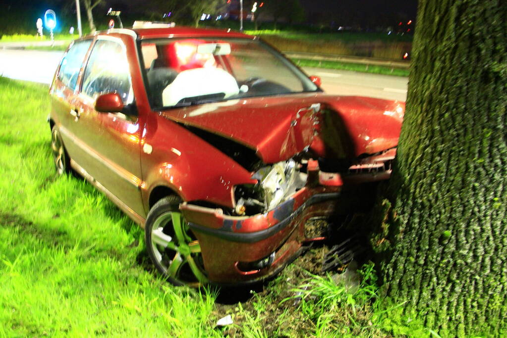 Auto klapt tegen boom