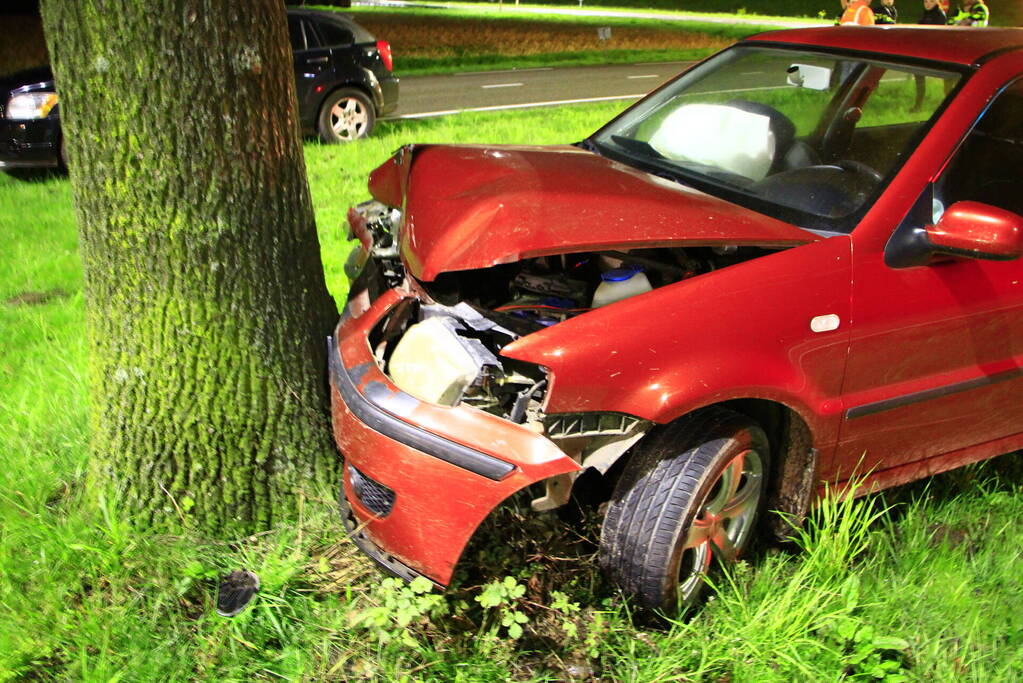 Auto klapt tegen boom