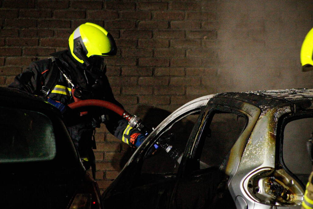 Veel schade bij autobrand op parkeerplaats