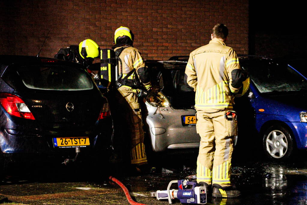 Veel schade bij autobrand op parkeerplaats