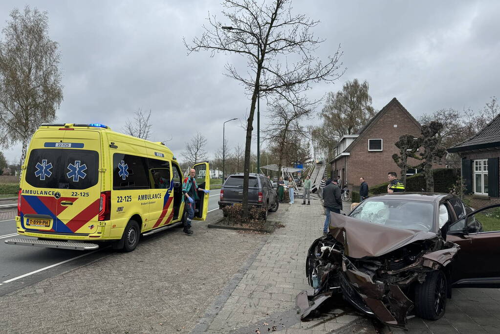 Ravage nadat automobilist steiger, auto en boom ramt