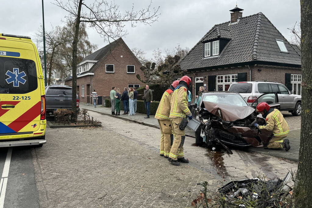 Ravage nadat automobilist steiger, auto en boom ramt