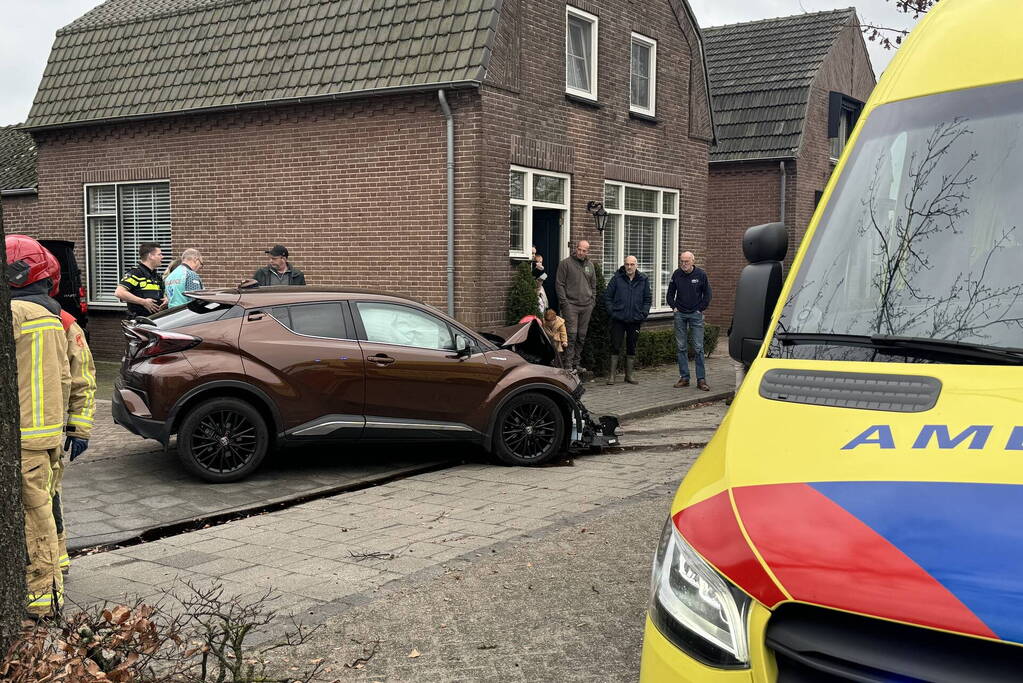 Ravage nadat automobilist steiger, auto en boom ramt