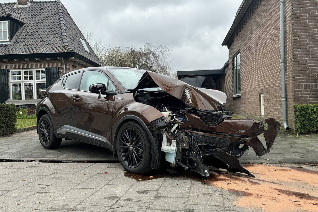 Ravage nadat automobilist steiger, auto en boom ramt