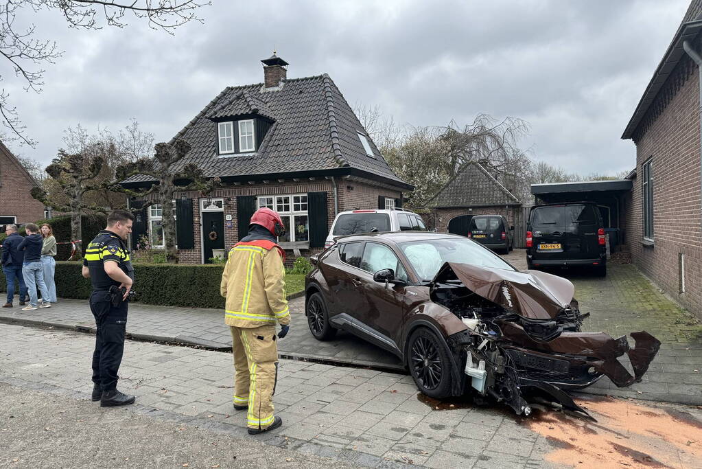 Ravage nadat automobilist steiger, auto en boom ramt