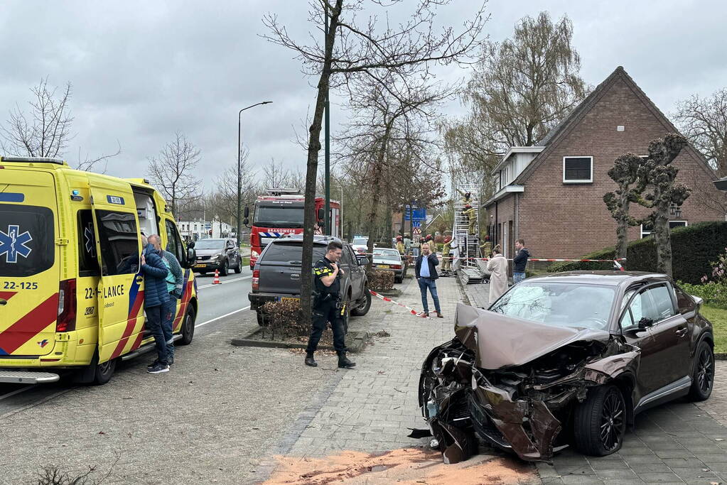 Ravage nadat automobilist steiger, auto en boom ramt