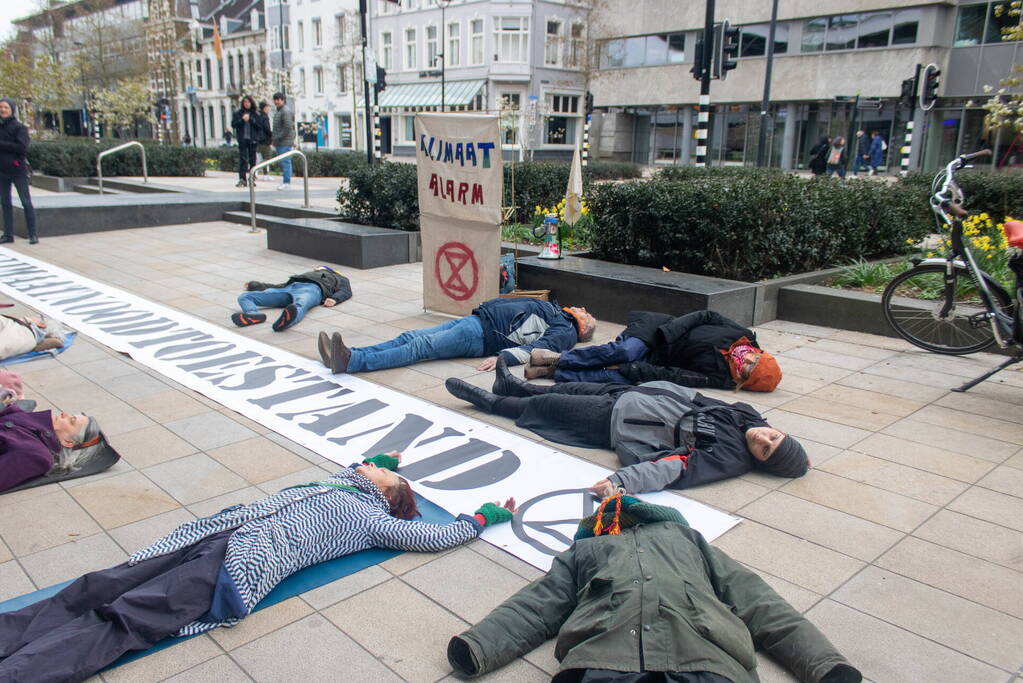 Klimaatactie door actievoerders van XR