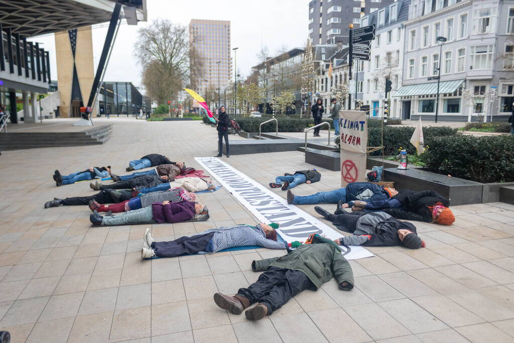 Klimaatactie door actievoerders van XR