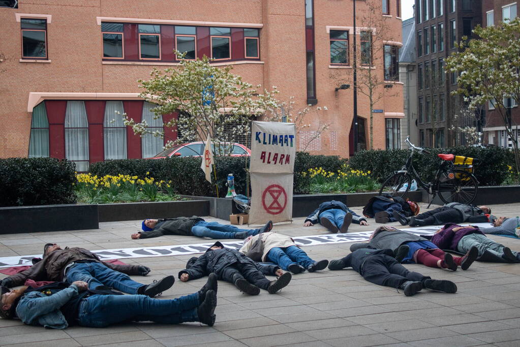 Klimaatactie door actievoerders van XR