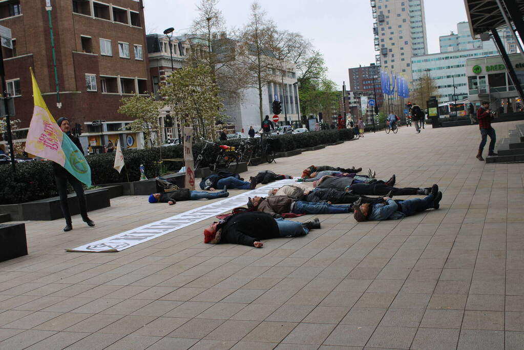 Klimaatactie door actievoerders van XR