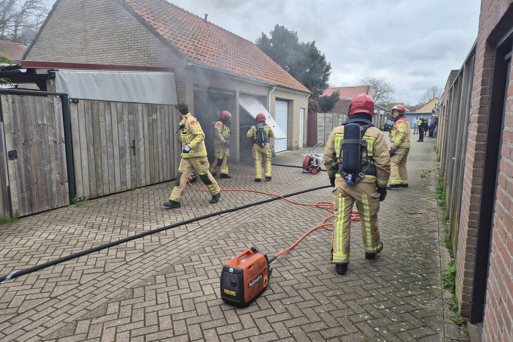 Acculader veroorzaakt kortsluiting en brand in garagebox