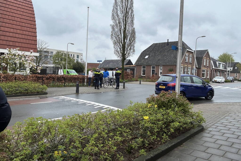 Fietser en auto in botsing op kruising