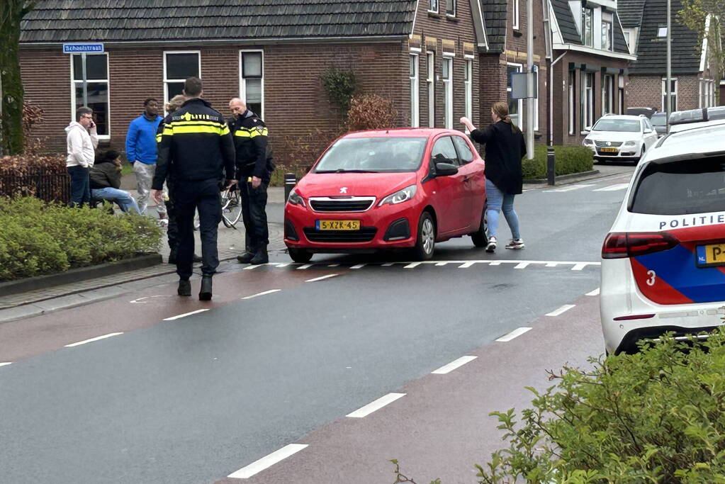 Fietser en auto in botsing op kruising