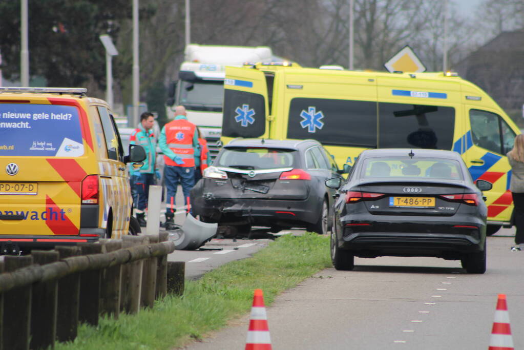 Meerdere auto's beschadigd bij kop-staartbotsing