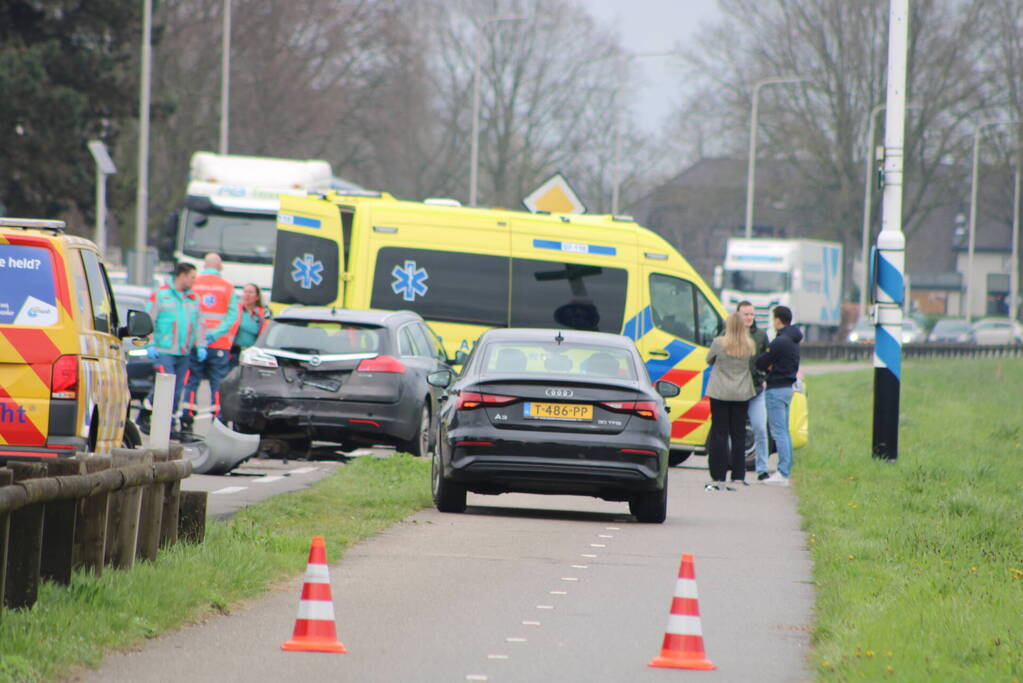 Meerdere auto's beschadigd bij kop-staartbotsing