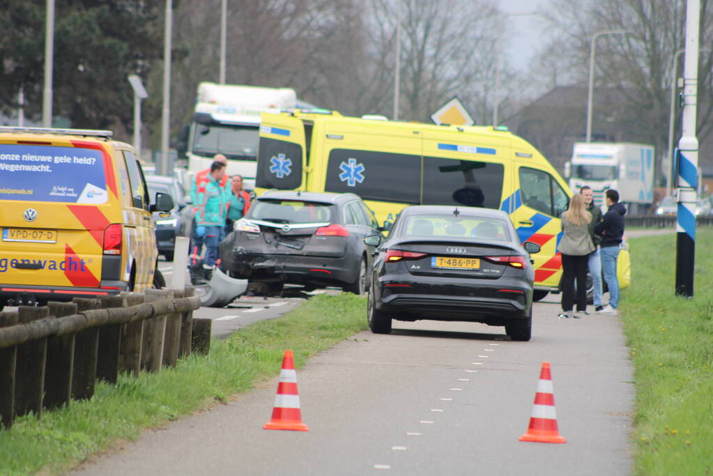 Meerdere auto's beschadigd bij kop-staartbotsing