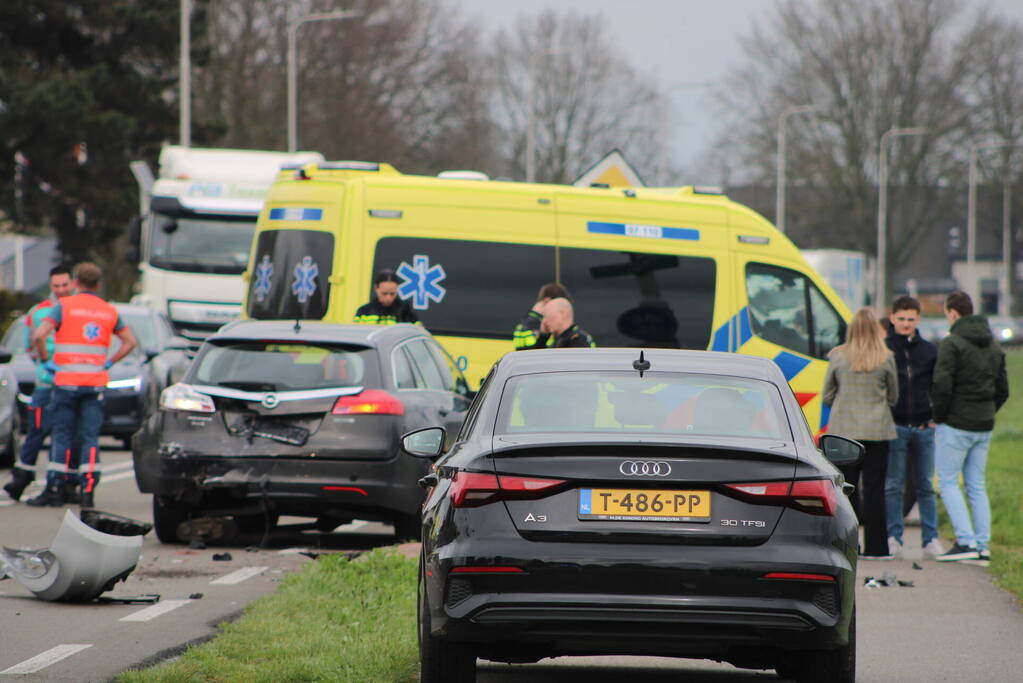 Meerdere auto's beschadigd bij kop-staartbotsing