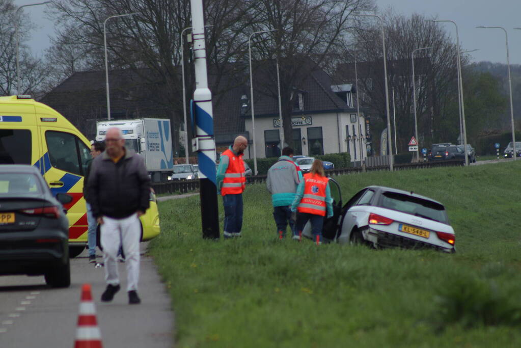 Meerdere auto's beschadigd bij kop-staartbotsing