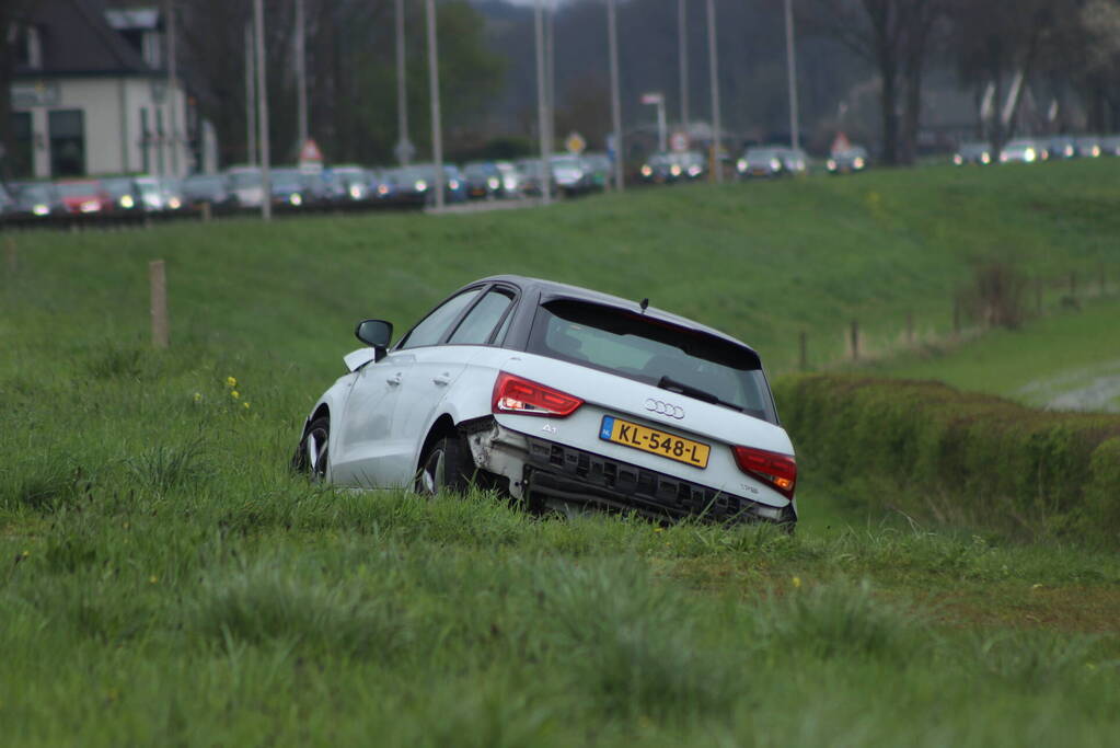 Meerdere auto's beschadigd bij kop-staartbotsing