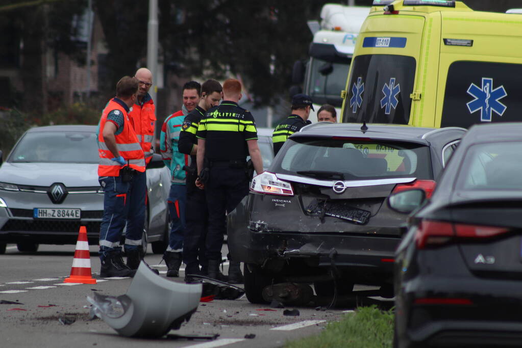 Meerdere auto's beschadigd bij kop-staartbotsing