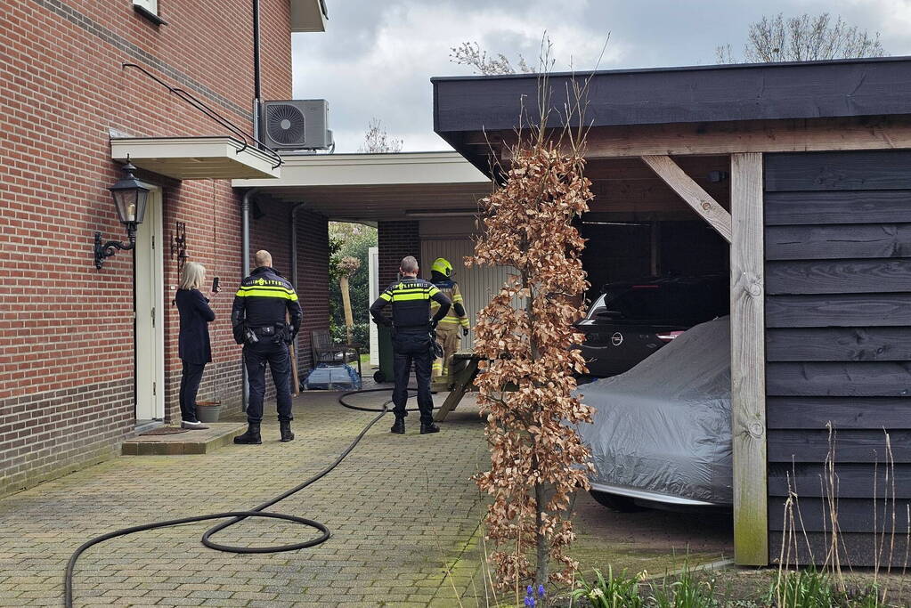 Bewoners starten blussing van brand onder carport