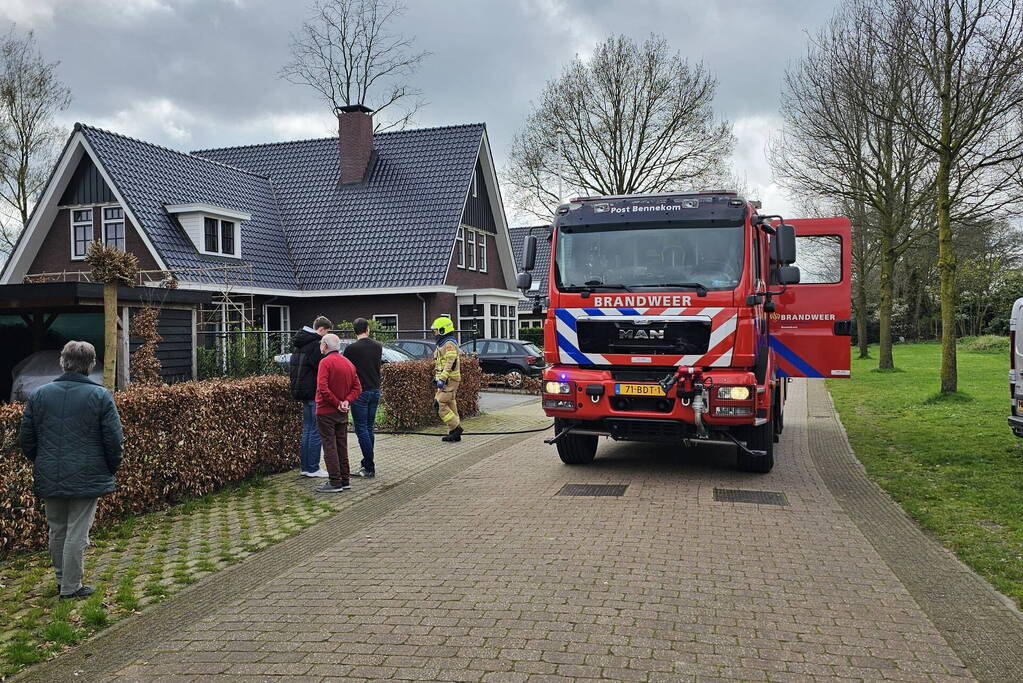 Bewoners starten blussing van brand onder carport