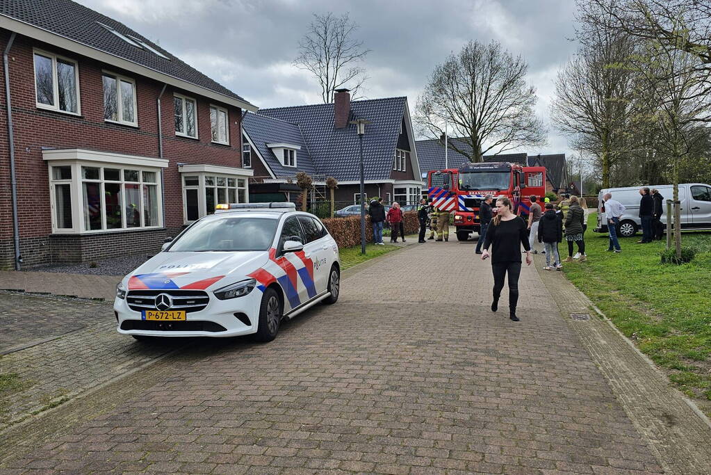 Bewoners starten blussing van brand onder carport