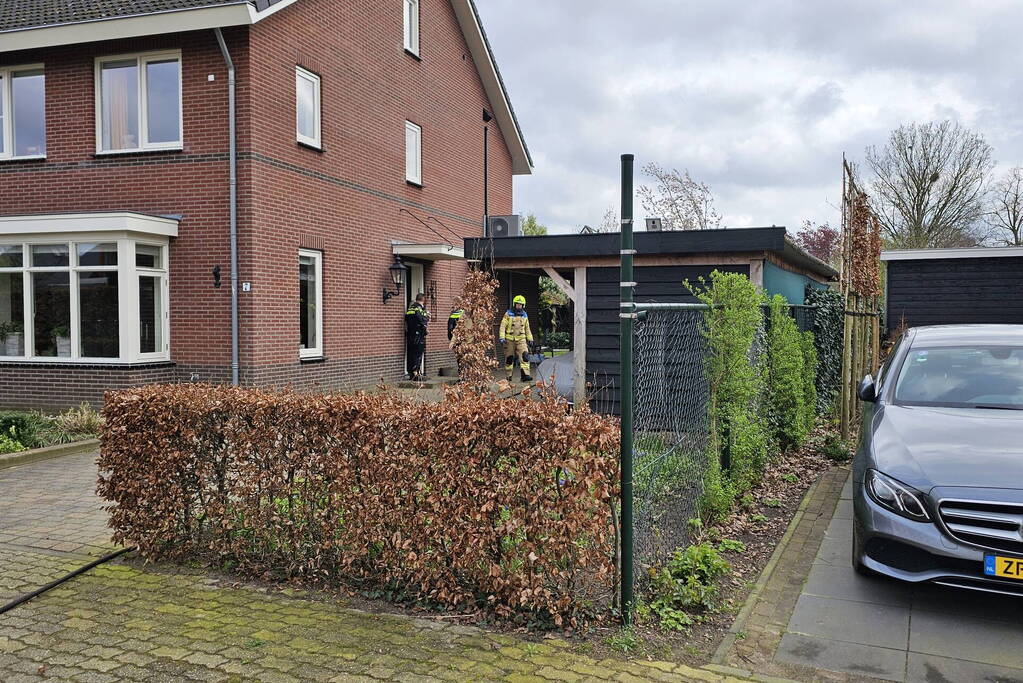 Bewoners starten blussing van brand onder carport