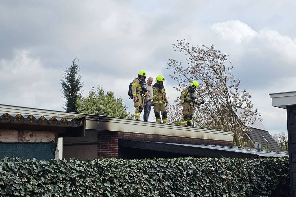 Bewoners starten blussing van brand onder carport