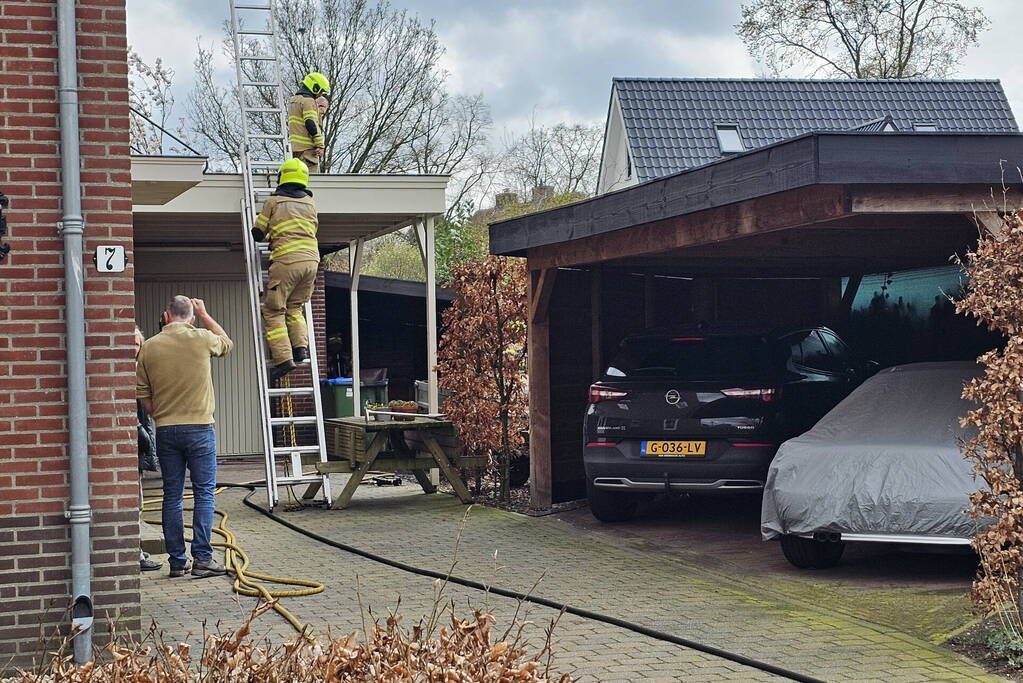 Bewoners starten blussing van brand onder carport