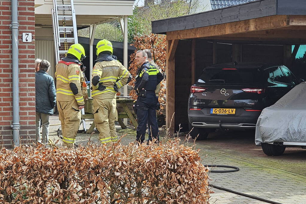 Bewoners starten blussing van brand onder carport