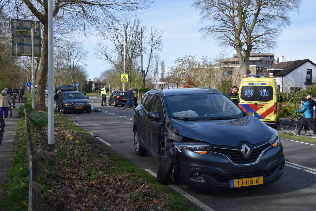 Flinke aanrijding tussen drie auto's