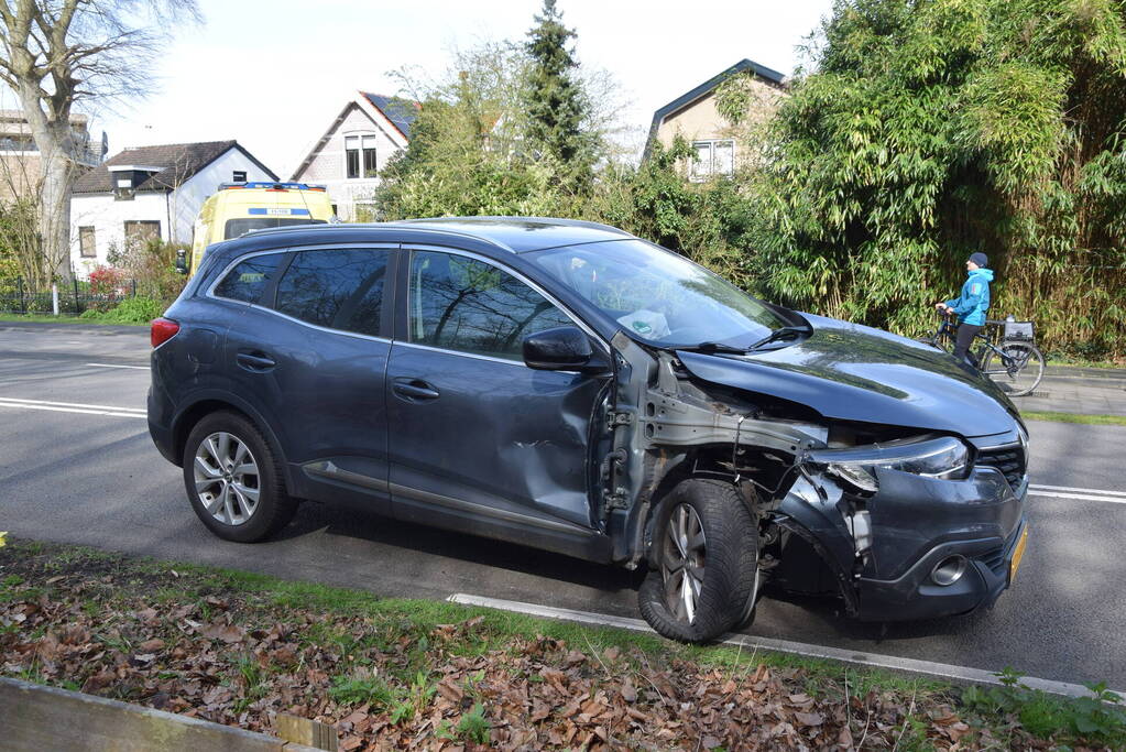 Flinke aanrijding tussen drie auto's